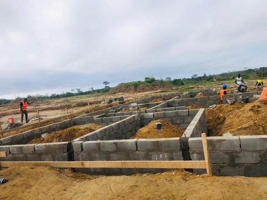 Fondations en cours sur un chantier DEW