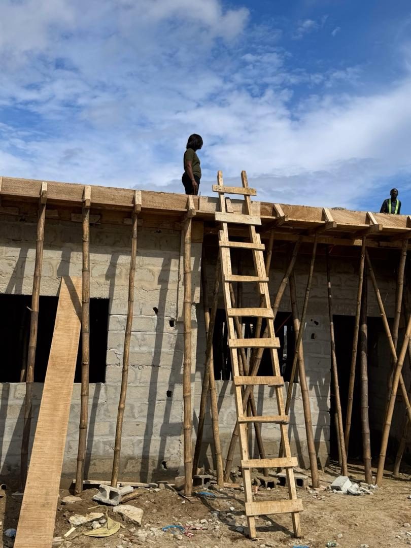 Équipe DEW Construction sur un coffrage de toiture